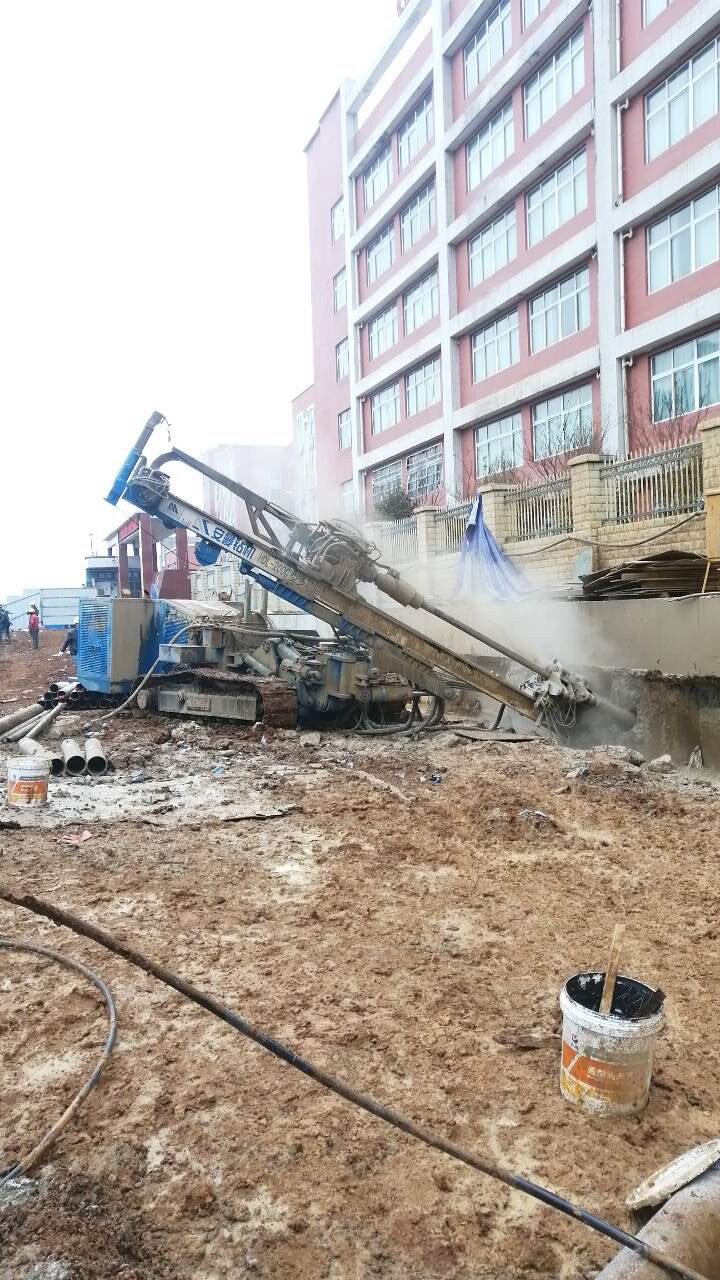 On-site Drilling Construction of HDL-200C Top Drive Rig for Pit Anchor in Guizhou Bijie 2HDL-200C anchored drill operating near high-rise building